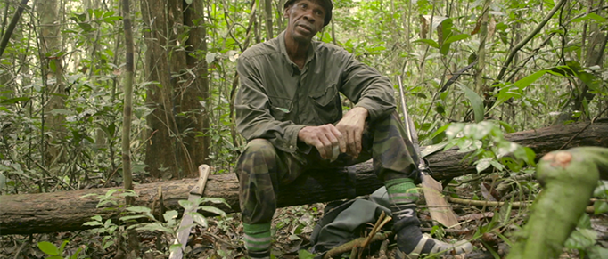 Un viejo cazador africano es el único humano que aparece en el documental.