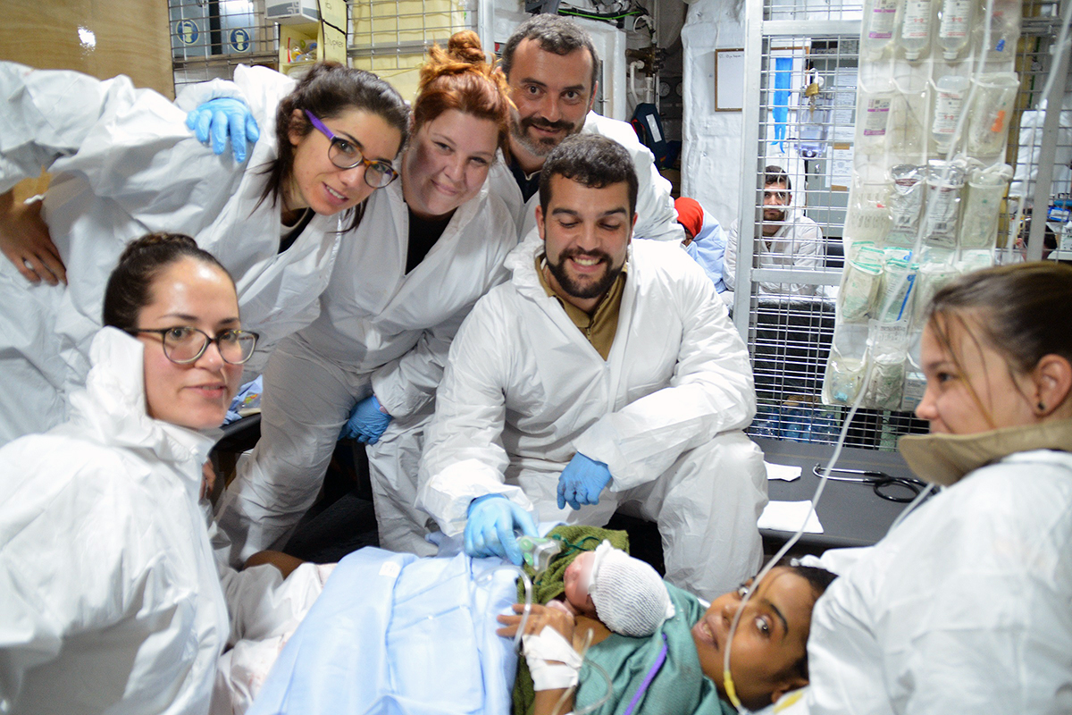 Laura Rodríguez Torres (la doctora con gafas que está de pie) participa en el equipo médico de la fragata Navarra.