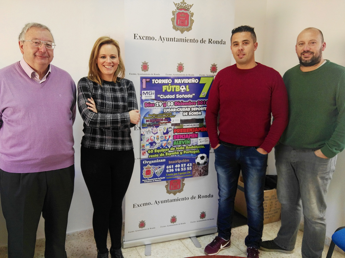 La concejal de Deportes junto a responsables de CD Ronda y de Bancosol.