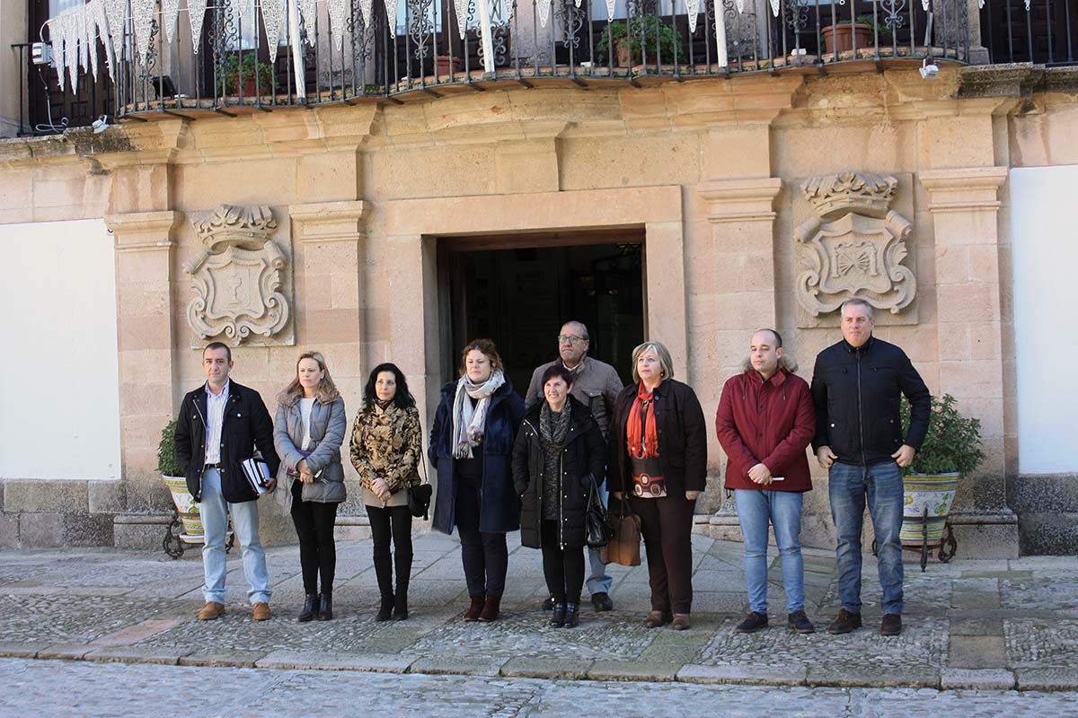 Concejales y miembros de los partidos en la concentración de repulsa de este martes.
