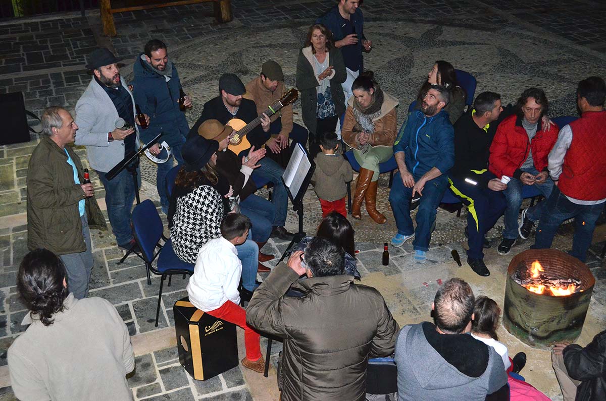 Numerosos vecinos y visitantes participaron en la zambombá.