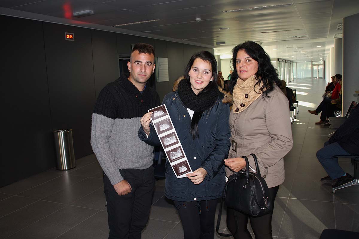 La primera paciente del nuevo hospital, Maite Flores, en el centro junto a su madre y su esposo.