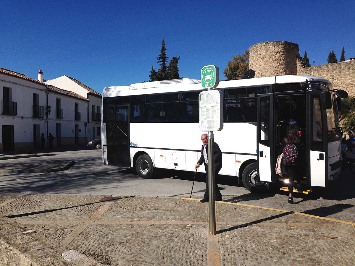 El Ayuntamiento establece tres líneas especiales de autobús para ir al Real de Feria