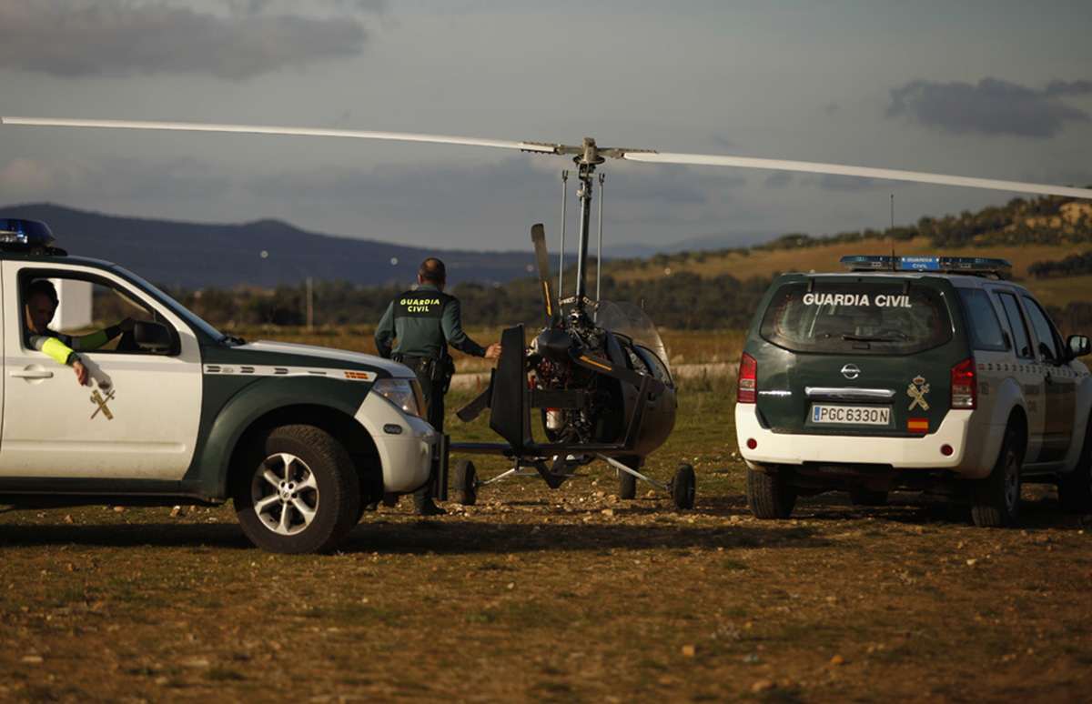 Momento en el que la Guardia Civil interceptó al autogiro en los Llanos de Aguaya de Ronda.