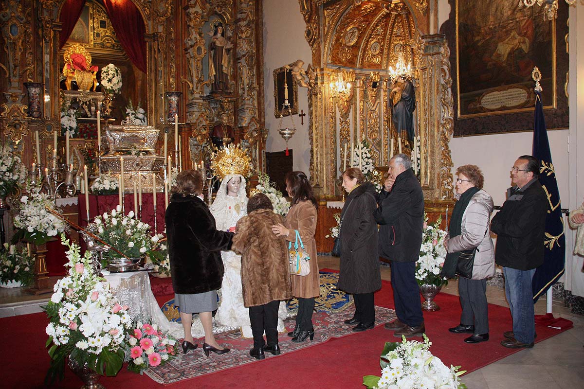 Cientos de rondeños han participado en el besamanos de la Patrona.