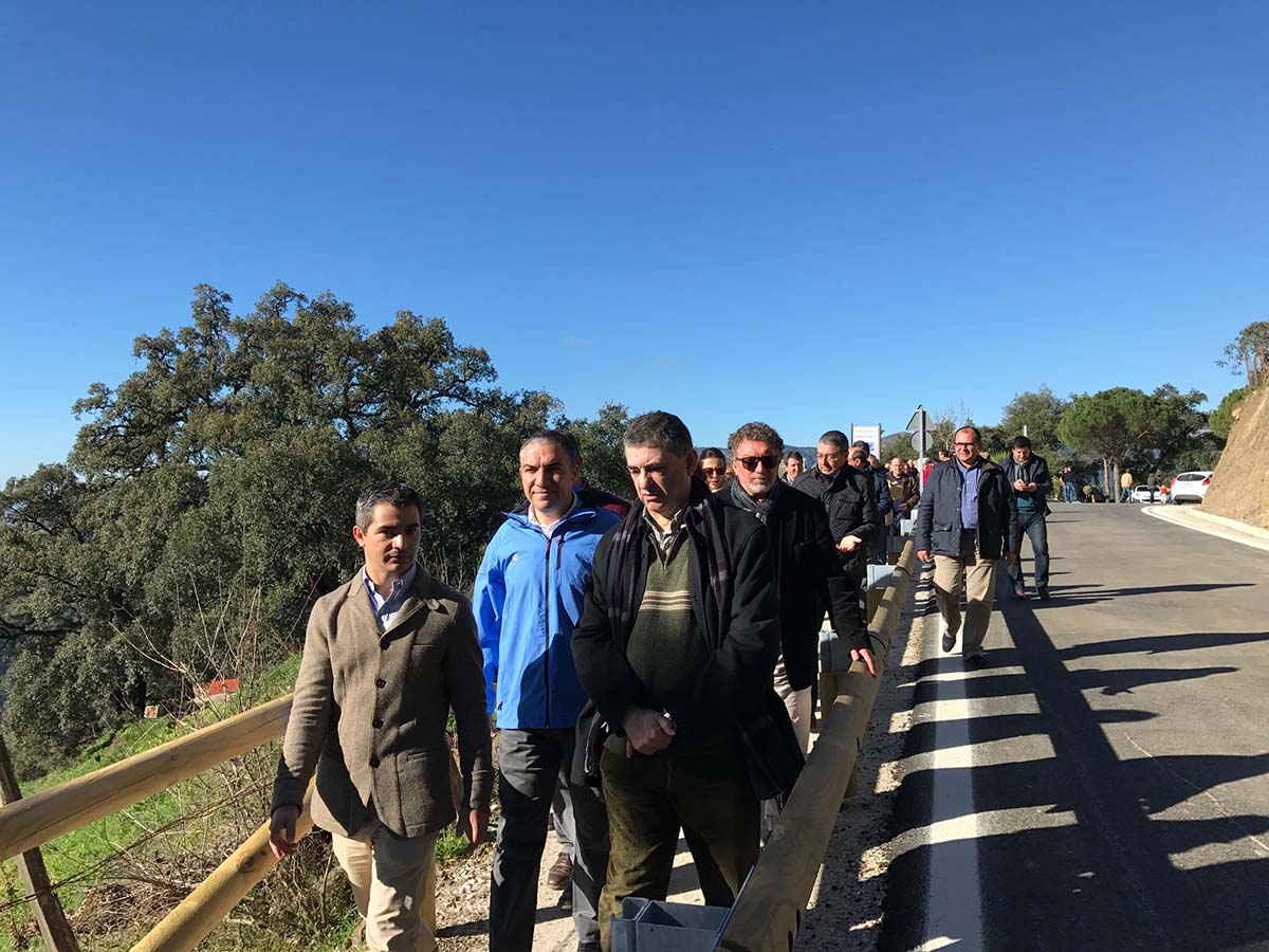 El presidente de la Diputación y el alcalde de Genalguacil, junto a otros cargos en la nueva carretera.