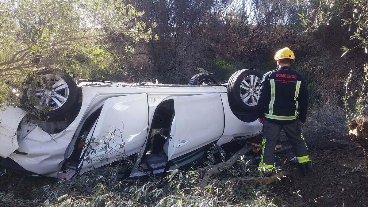 Dos jóvenes resultan heridos leves al caer el coche en el que viajaban por un desnivel en la circunvalación de Ronda