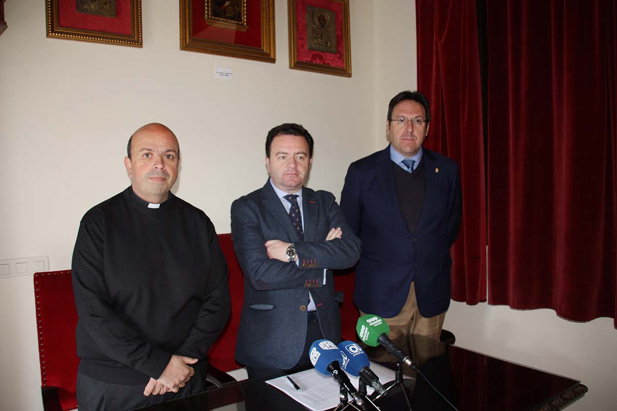 El comisario del Ecce-Homo, en el centro, junto al consiliario y el presidente de la Agrupación de Hermandades de Ronda.