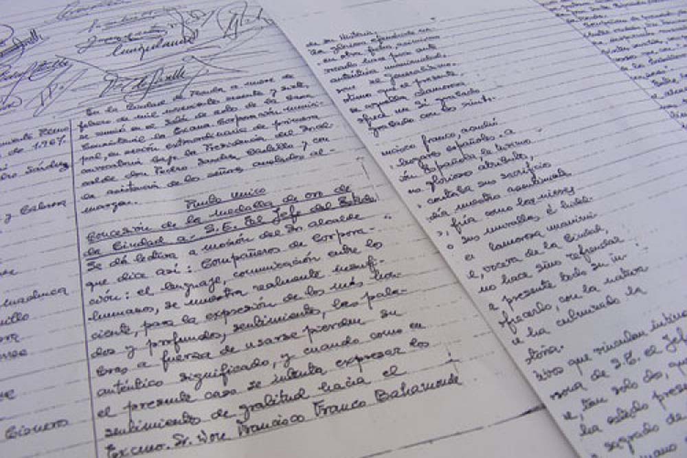 Documentos originales en los que se recogen las distinciones del Ayuntamiento hacia Franco.