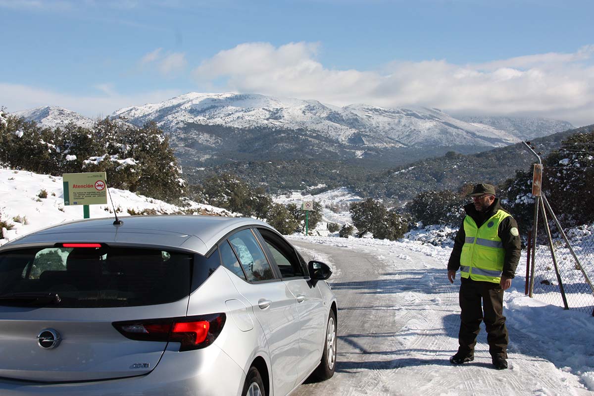 Los agentes de Medio Ambiente evitan que los coches accedan al parque natural.