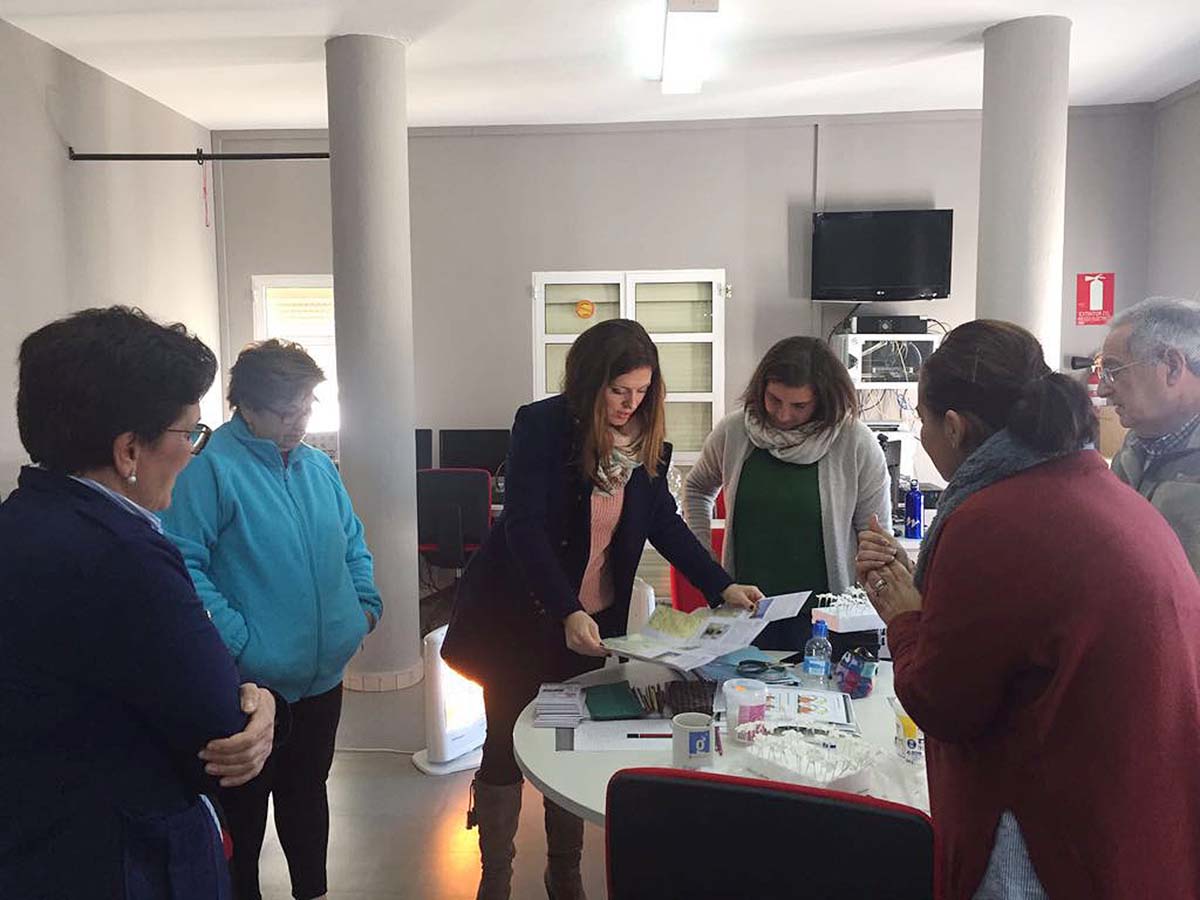 La diputada provincial junto a responsables del Ayuntamiento de Alpandeire.