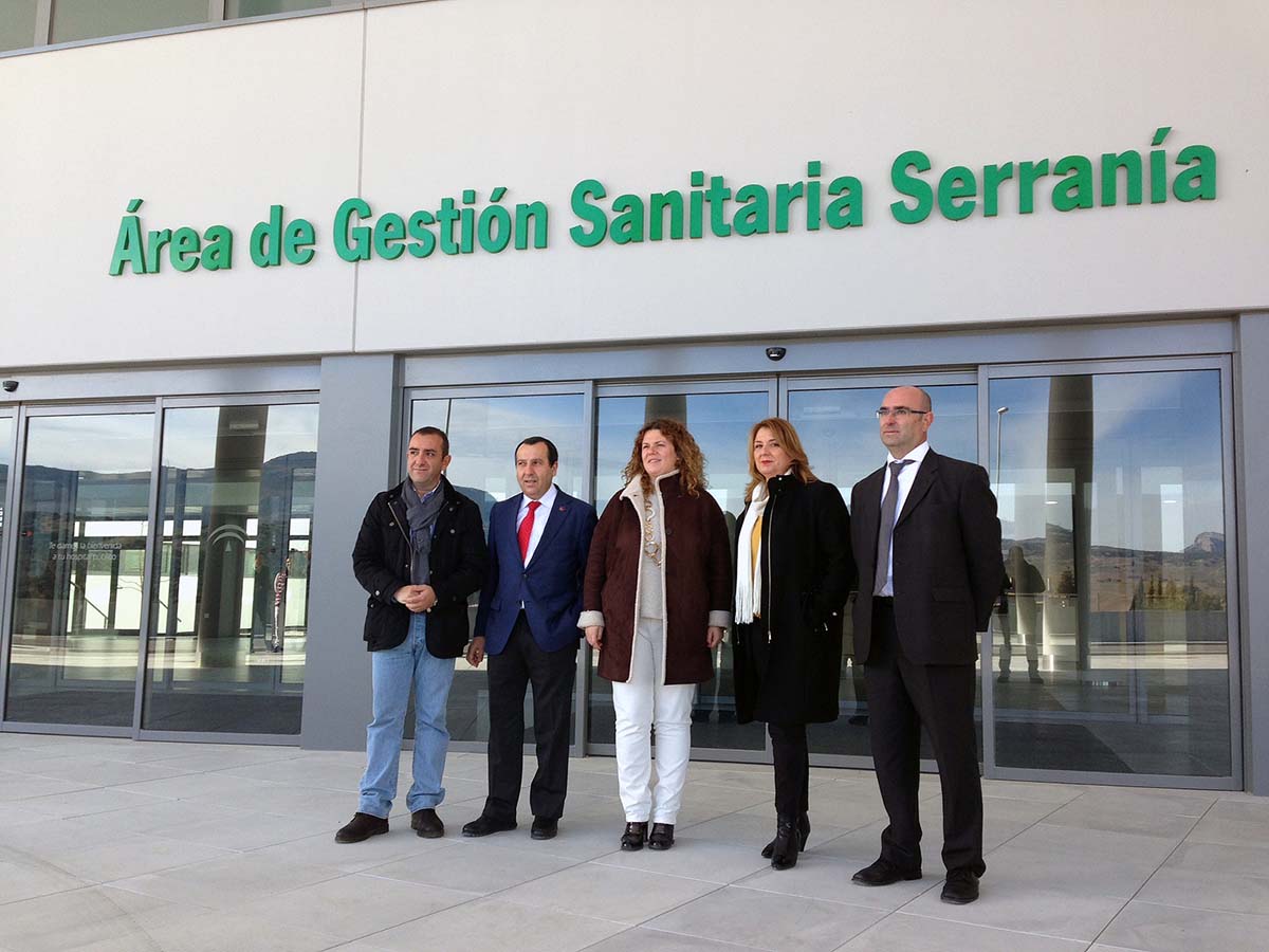 La alcaldesa junto a responsables de la Junta y del Hospital de la Serranía.