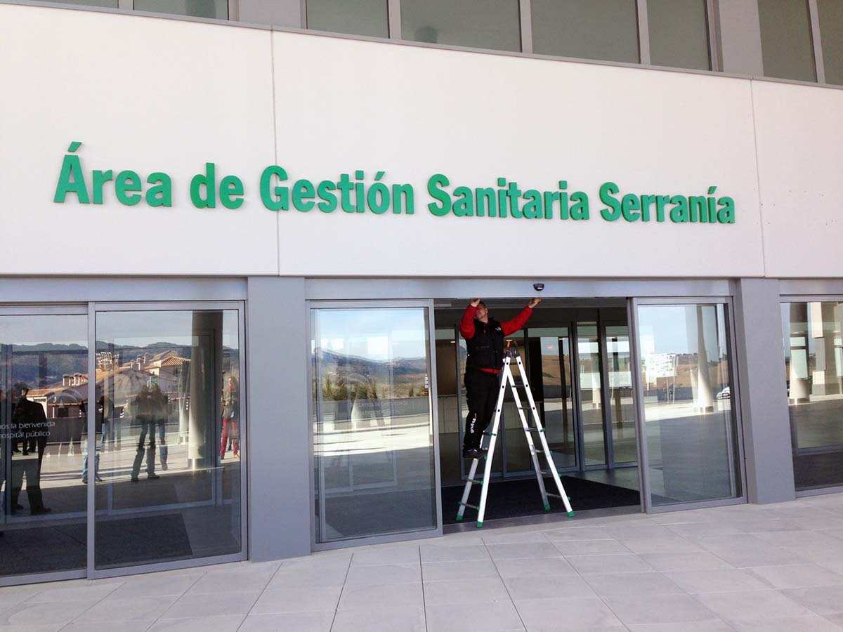 Los populares no entienden cómo un edificio de nueva construcción puede presentar tantas deficiencias y errores.