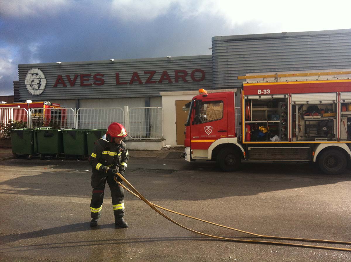 Los bomberos han recogido el equipo tras asegurar la zona afectada por las llamas.