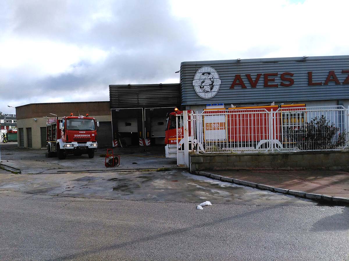 Los bomberos han estado apagando las llamas desde las seis de la madrugada.