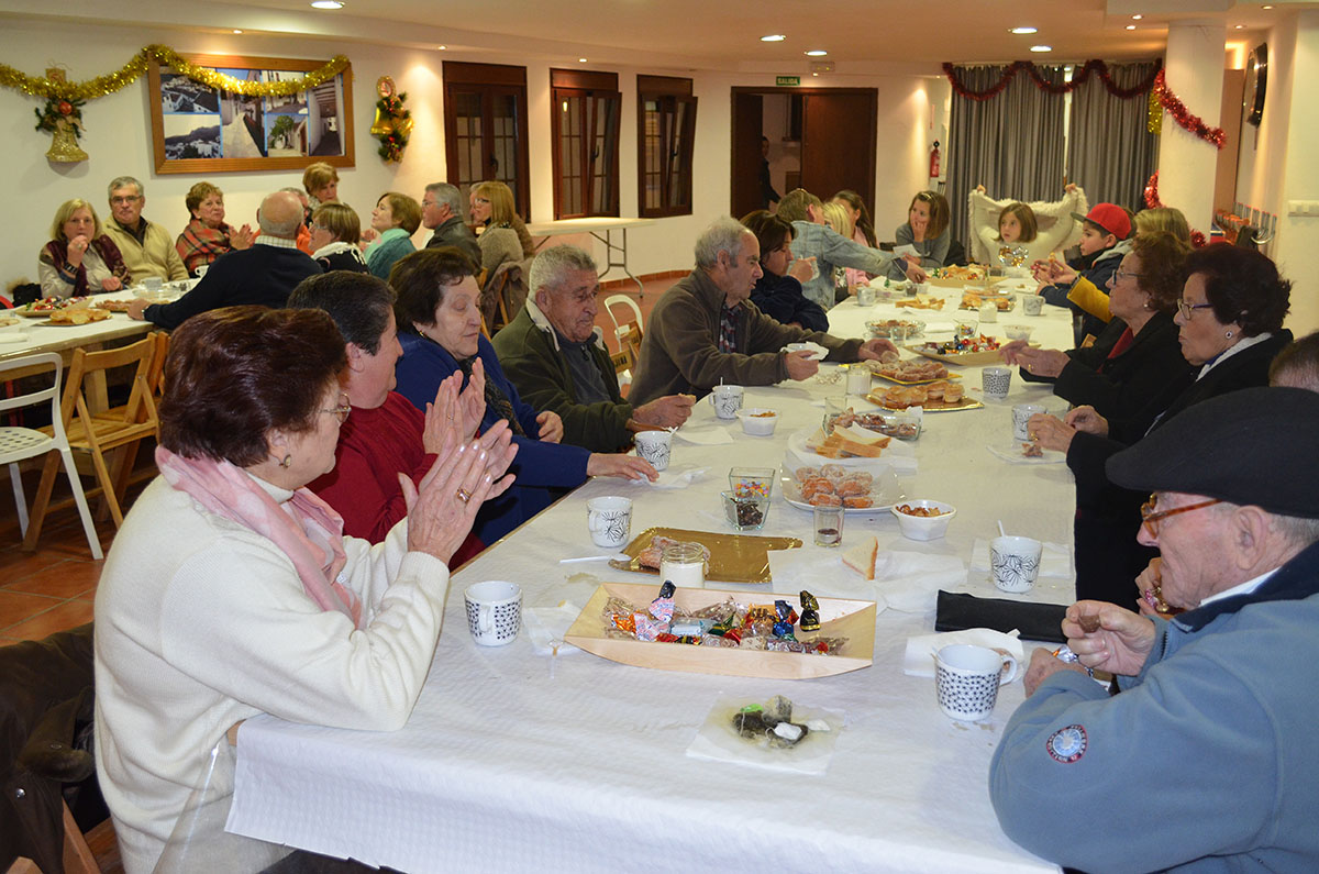 Los mayores de Cartajima y de El Burgo en la merienda navideña.
