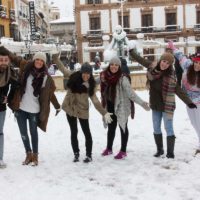 Jóvenes en un nevada registrada en Ronda en 2017. Archivo.