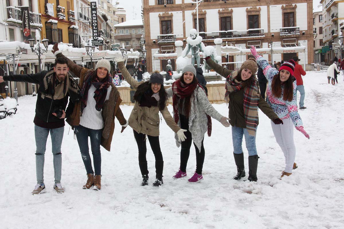 Jóvenes en un nevada registrada en Ronda en 2017. Archivo.
