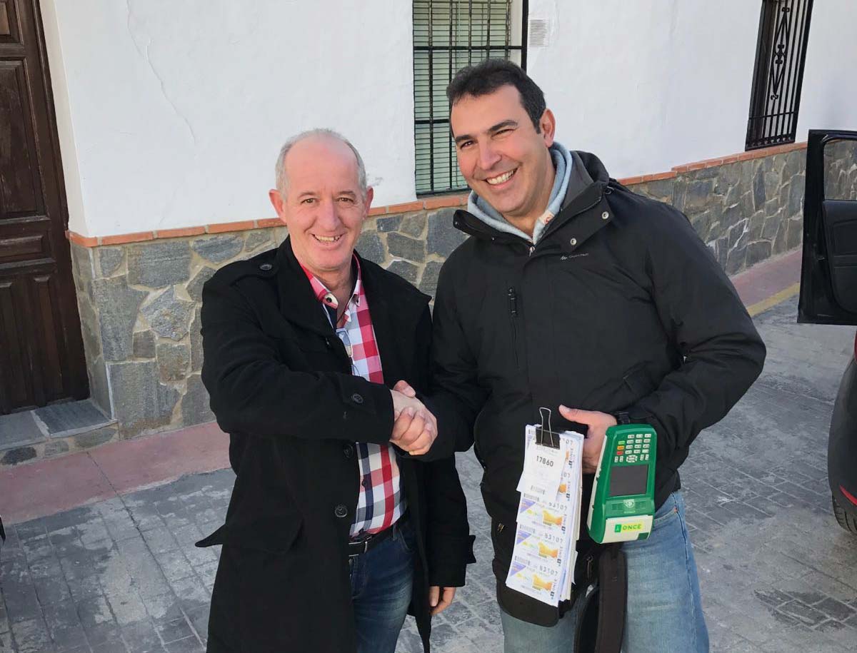 Miguel Cárdenas, el vendedor de la ONCE, junto al vecino que compró dos décimos.