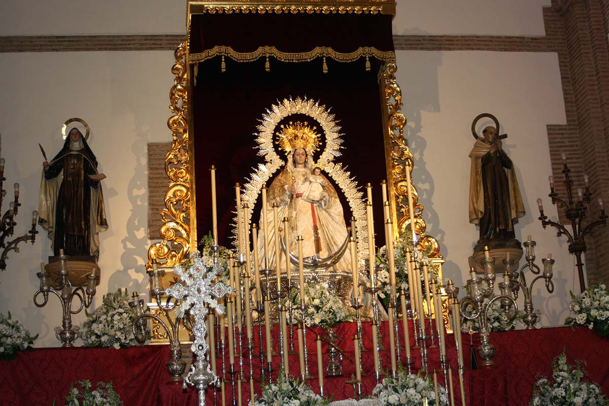 La imagen de la Paz, bajo dosel, en el altar de la iglesia de La Merced.