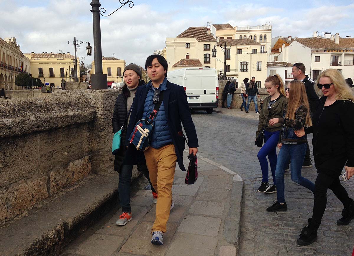 Turistas orientales paseando por el Puente Nuevo.