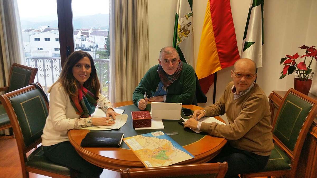 La diputada provincial, el senador y el alcalde de Yunquera.