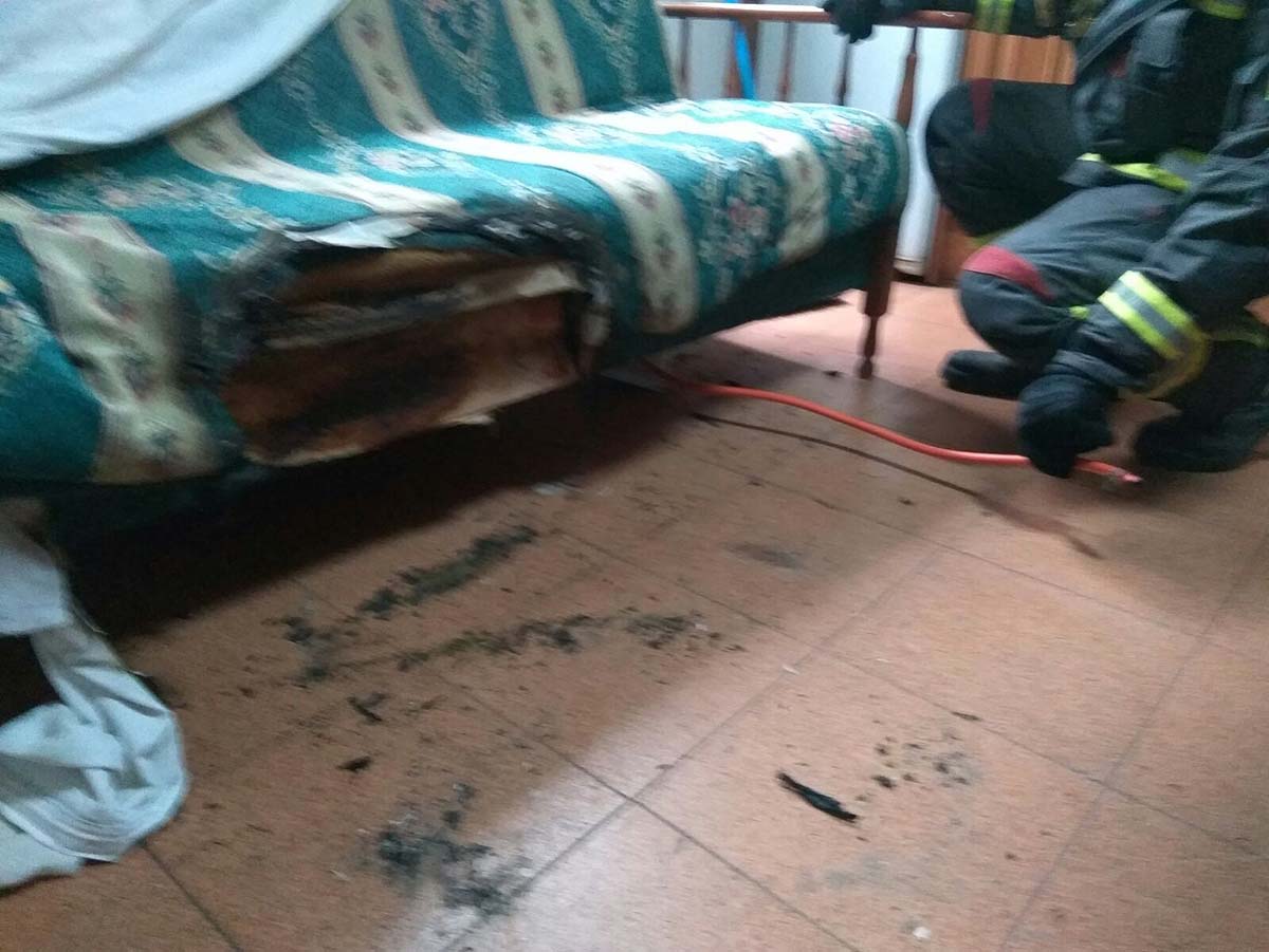 El conato de incendio afectó principalmente a la mesa camilla y al sofá del salón.