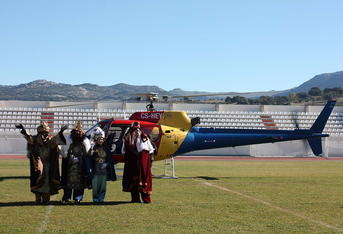 Los Reyes Magos aterrizan en helicóptero para saludar a los niños de Ronda