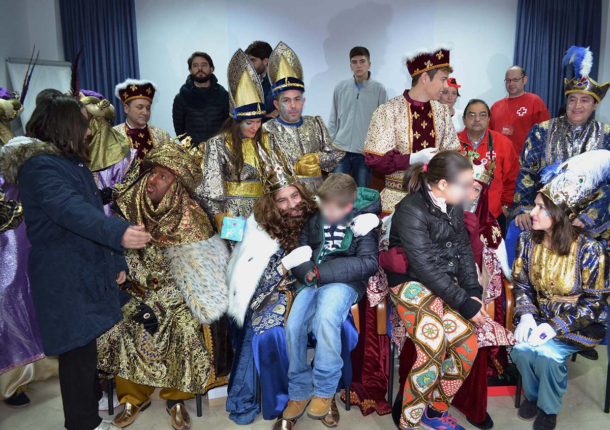 Los Reyes Magos han repartido juguetes en Servicios Sociales del Ayuntamiento.