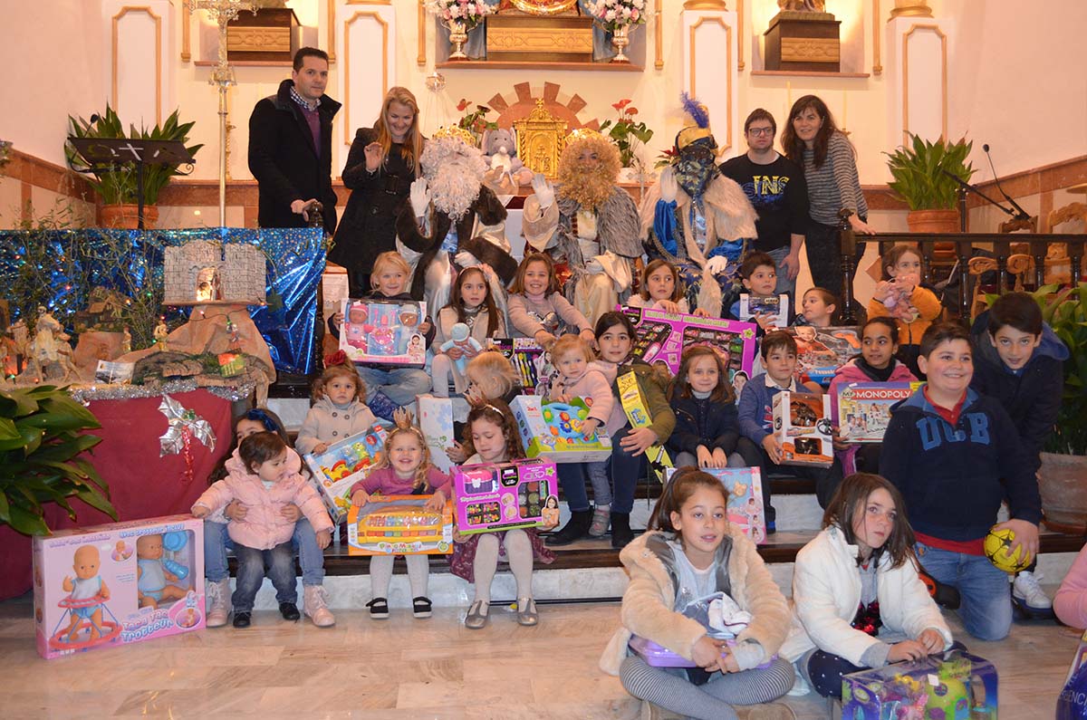 Los Reyes Magos tuvieron la ocasión de entregar los regalos en persona a los niños del Valle del Genal.
