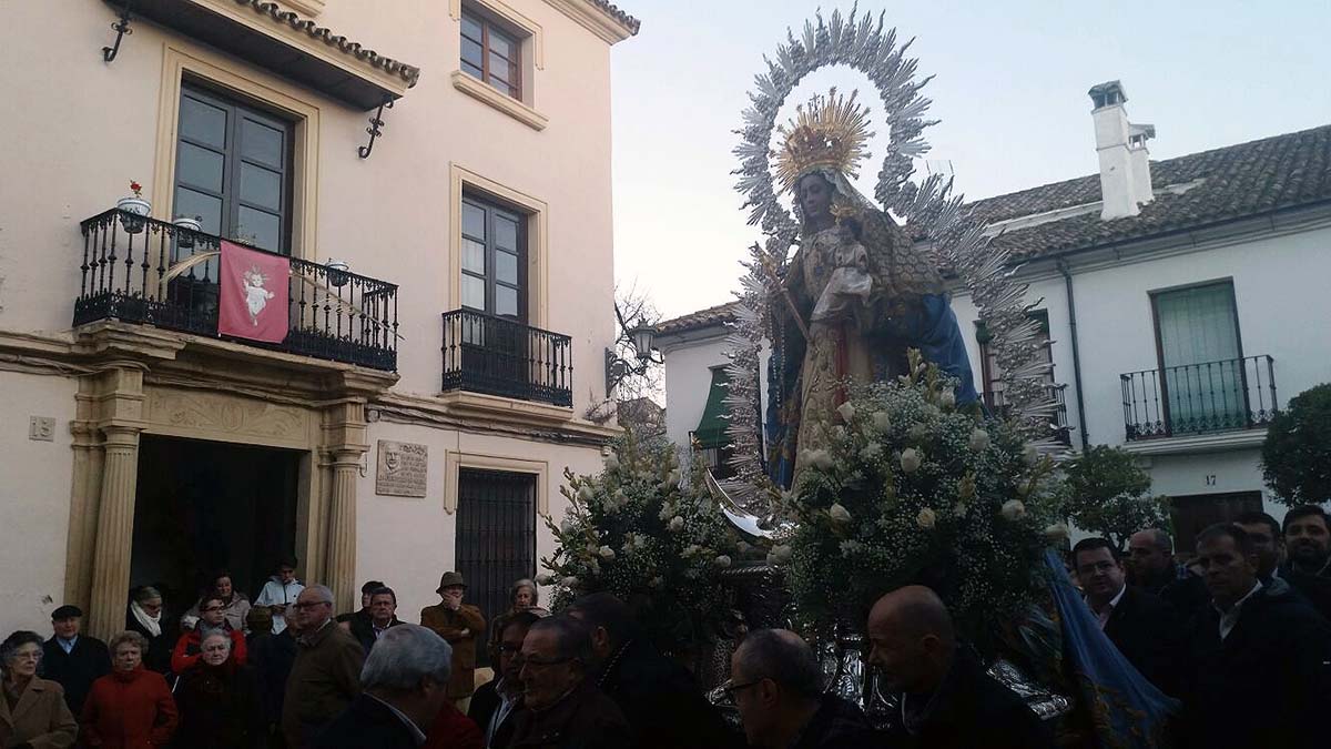 Numerosos fieles acompañaron a la Patrona durante su traslado.