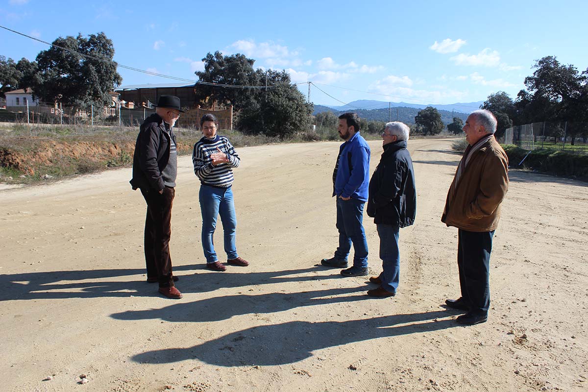 Los responsables de estos colectivos han visitado hoy las obras, que siguen paralizadas.