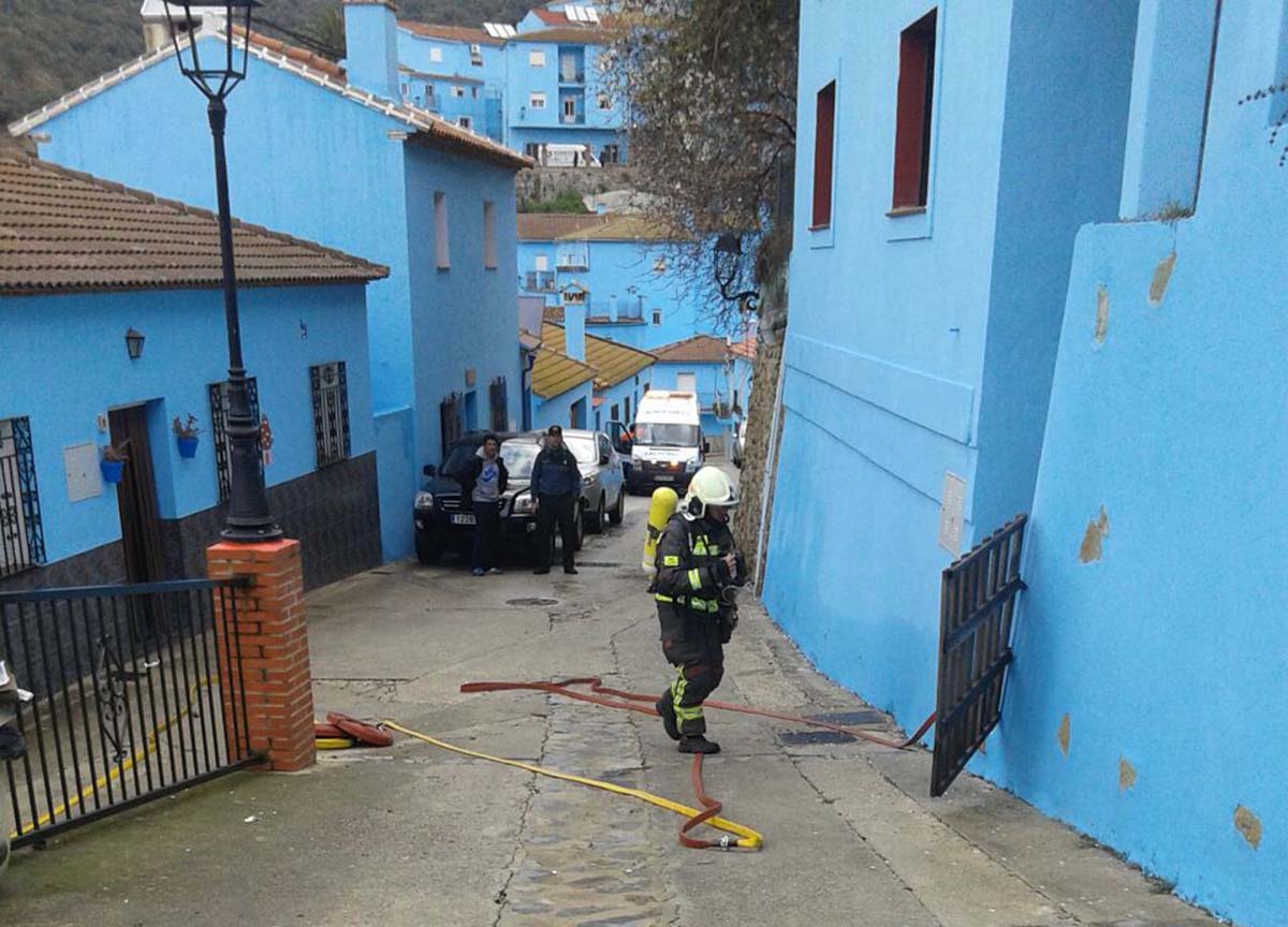 Los Bomberos, Guardia Civil y Servicios Sanitarios han actuado de forma rápida en el incendio de Júzcar.