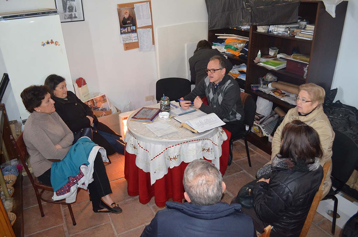 Los miembros de la asociación en una de sus habituales reuniones en su sede de Alpandeire.