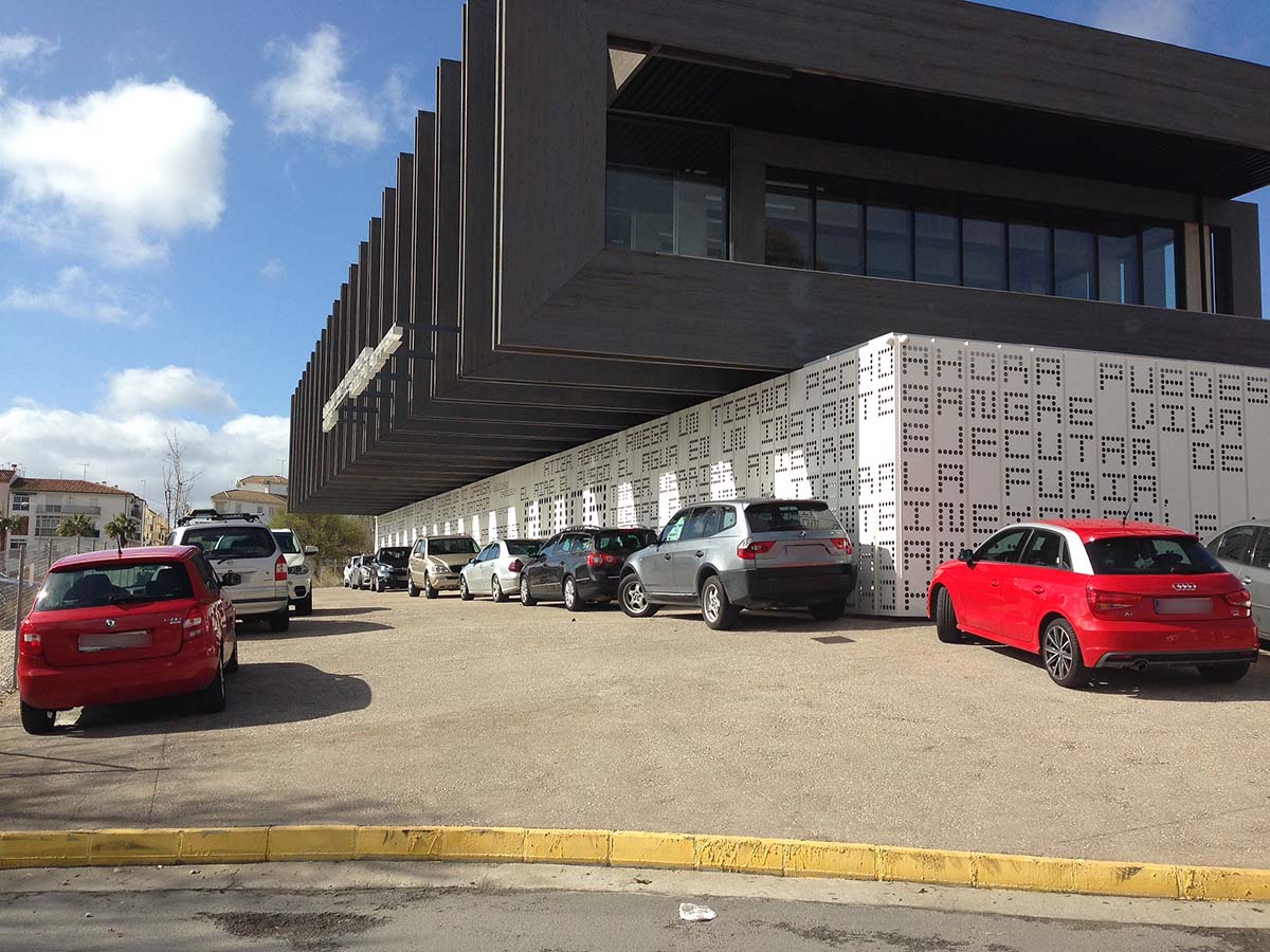 Estado que presentaba esta mañana la zona peatonal de la Biblioteca Comarcal.