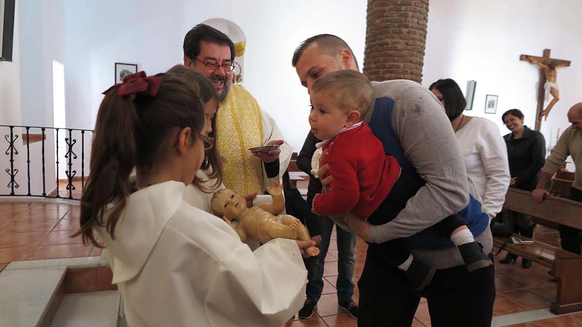 Los pequeños del pueblo recibirán la medalla bendecida de la Patrona.