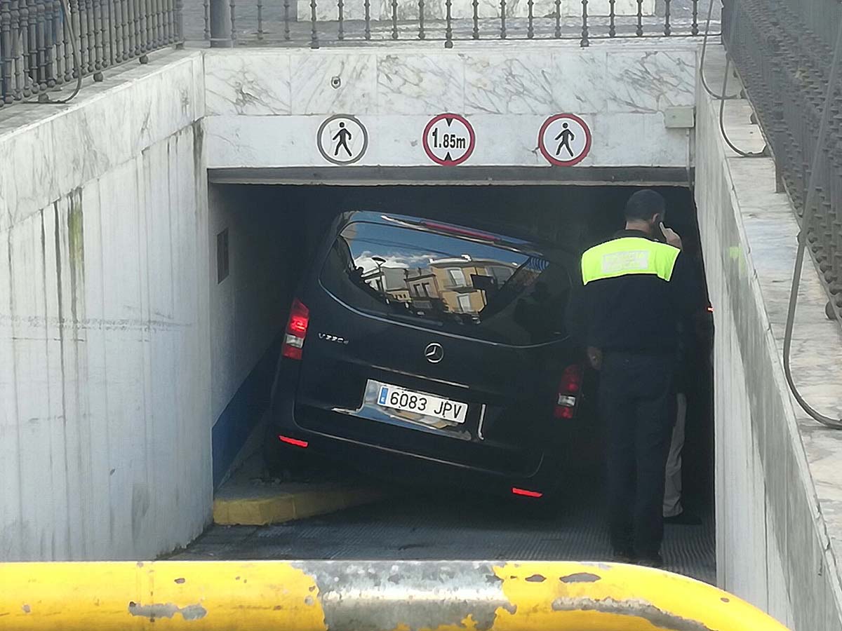 El vehículo siniestrado se ha empotrado contra un muro en la entrada de calle Los Remedios.