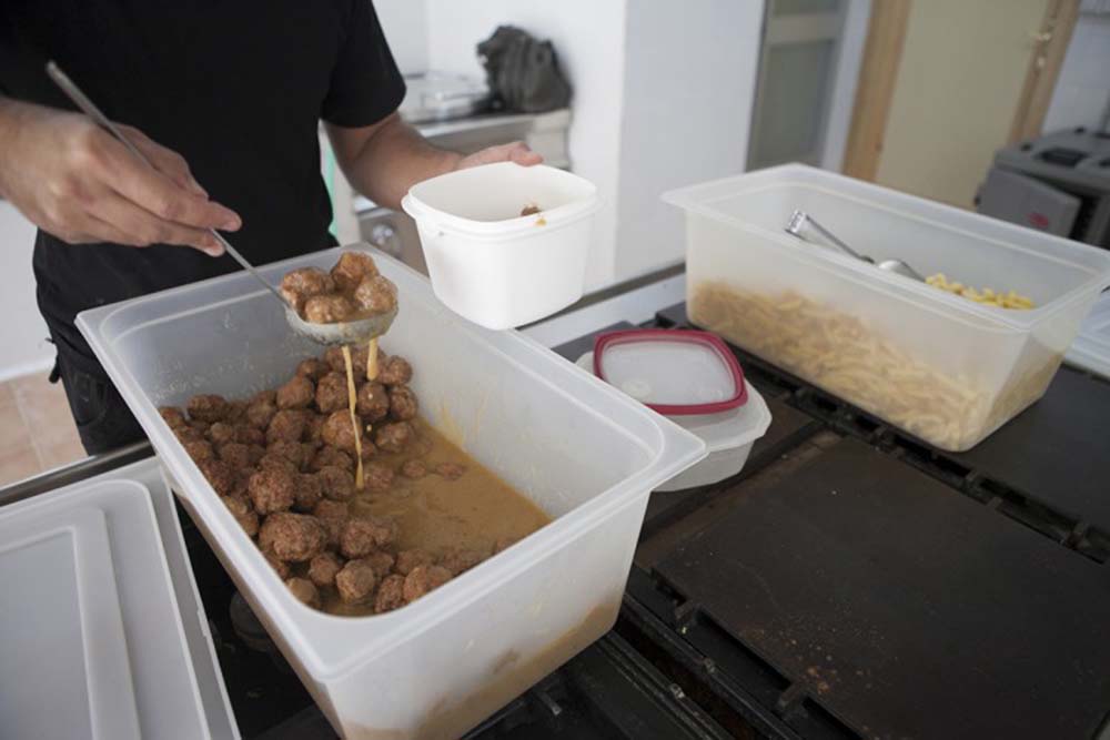 Los menús solidarios son elaborados por una empresa de restauración rondeña.