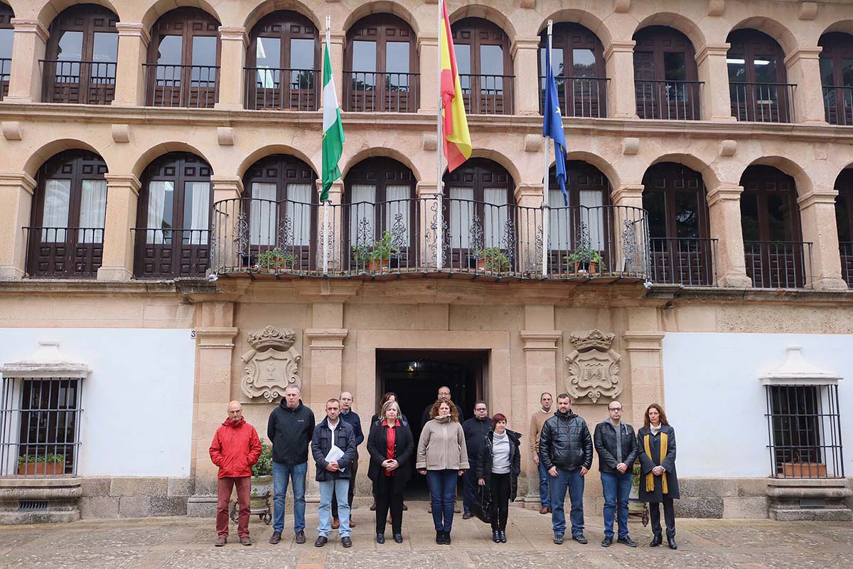 La concentración de repulsa se ha mantenido en las puertas del Consistorio.
