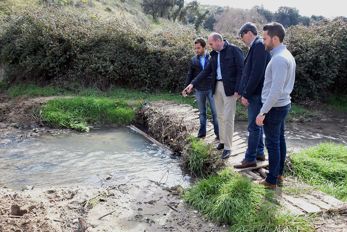 El responsable de los socialistas malagueños con el alcalde de Arriate en el río Guadalcobacín.
