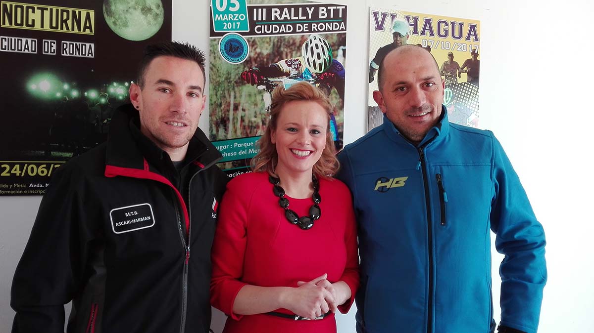 La concejal de Deportes y miembros de Harman Bike Team.