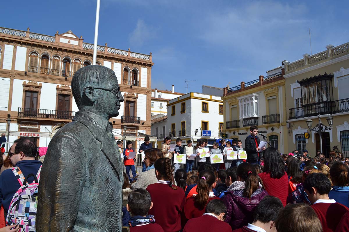 La celebración del Día de Andalucía por parte de los escolares fue en la plaza del Socorro.