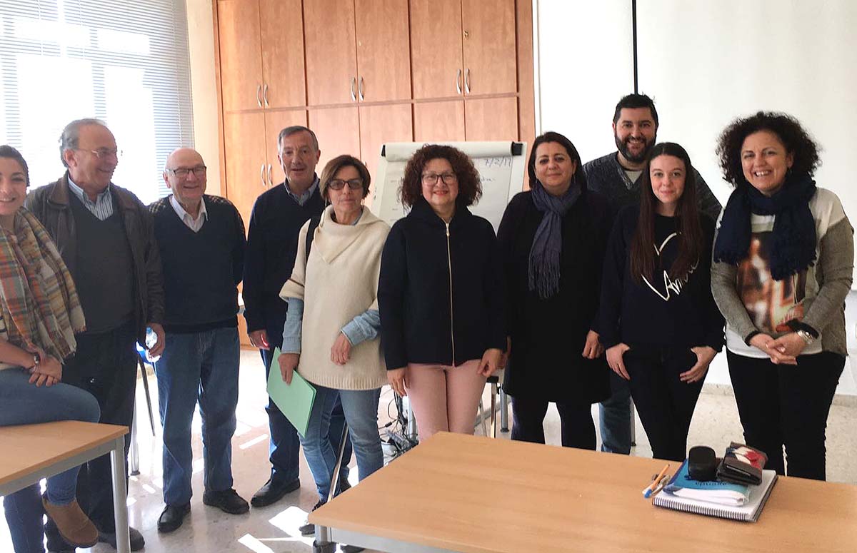Responsables de la escuela junto a personas con diabetes que han participado. Foto SAS.