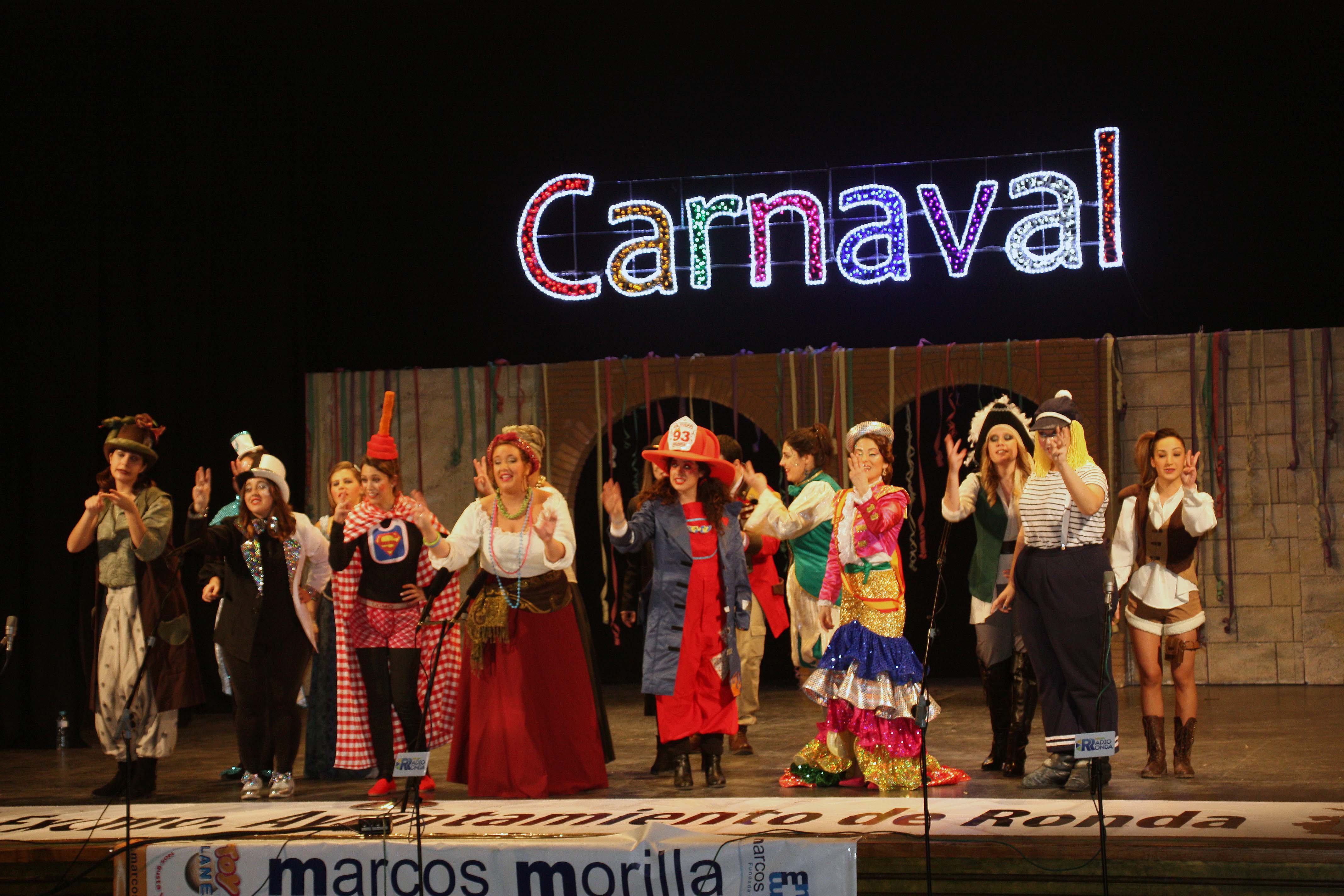 La comparsa femenina callejera La Peña de la Reina llenó de colorido el escenario del Teatro Espinel.