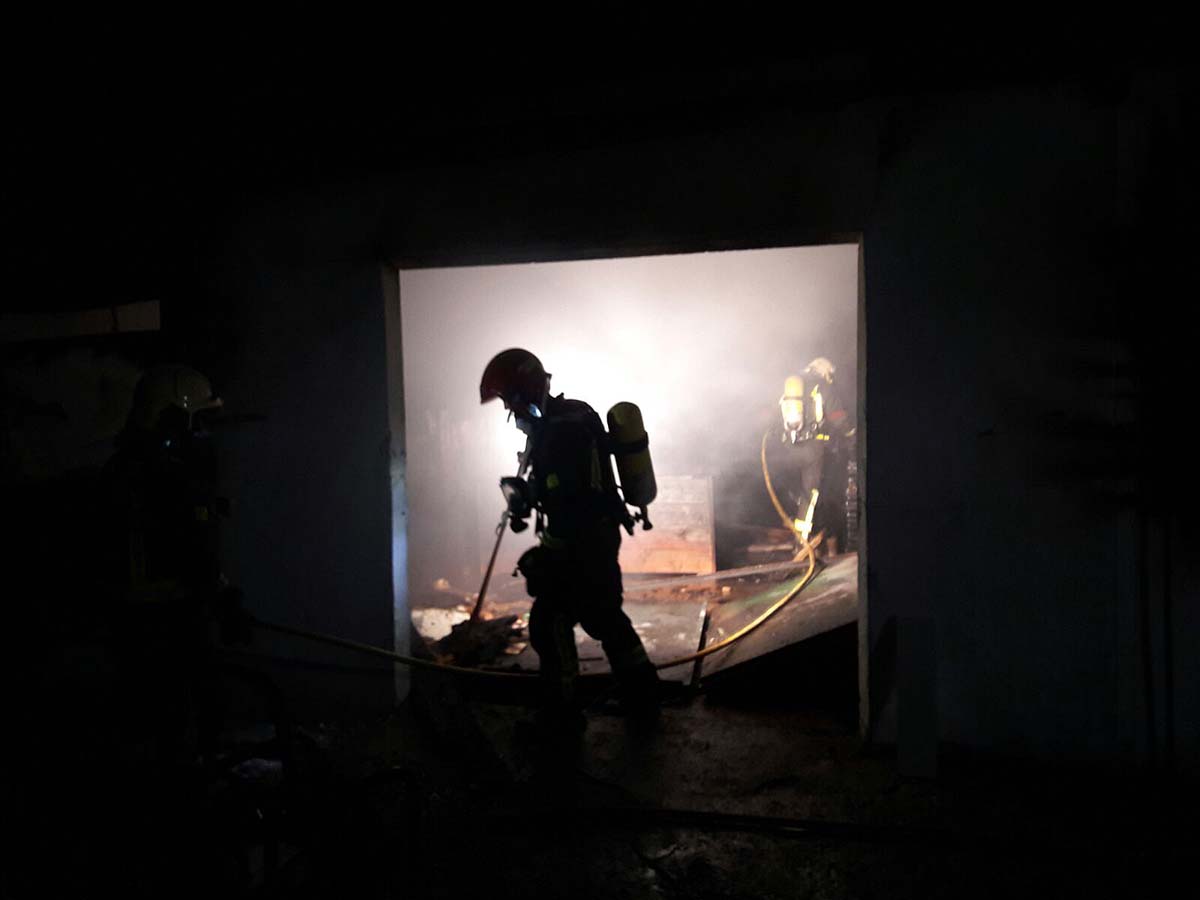 Actuación de un bombero de Ronda un una nava industrial de la Comarca.