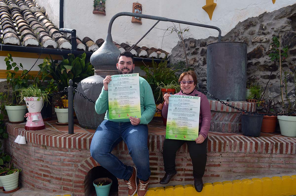 Un niño y una vecina con los carteles de la Semana Blanca.