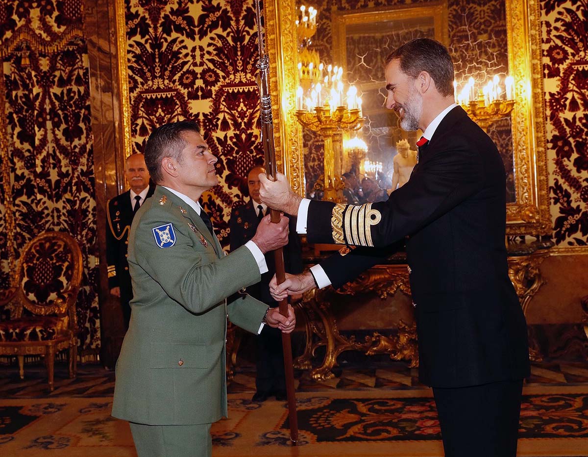 El coronel del Tercio rondeño, Ramón Armada, recoge de manos de Su Majestad la nueva Alabarda.