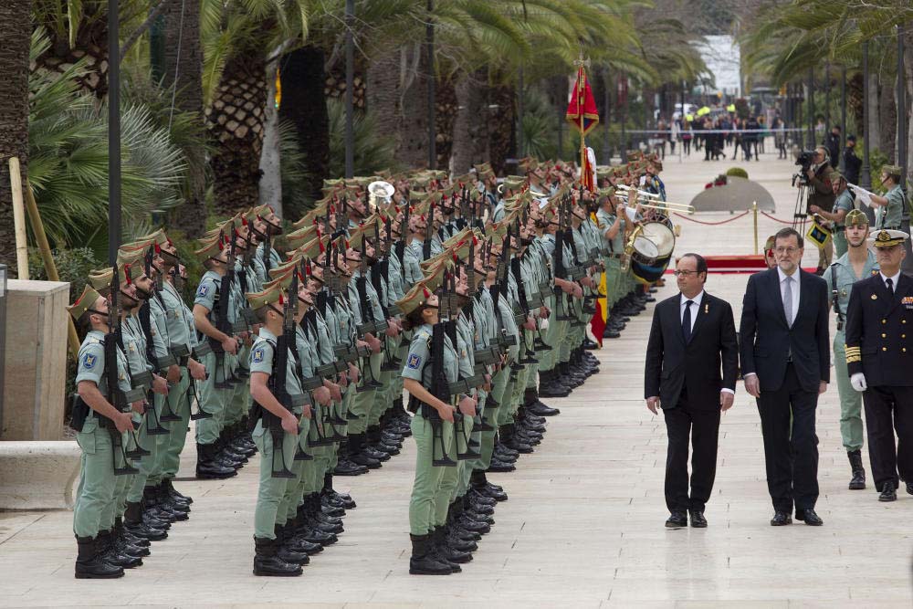 Rajoy y Hollande han pasado revista a las tropas legionarias de Ronda. Efe.