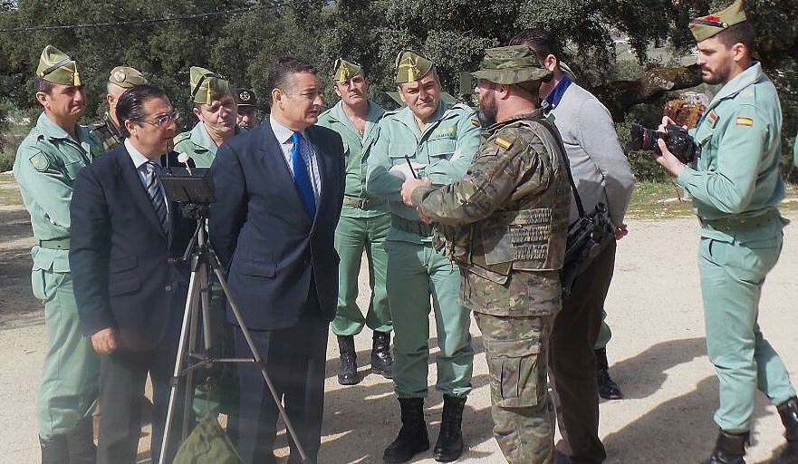 El delegado del Gobierno en Andalkucía en su visita al acuartelamiento legionario.
