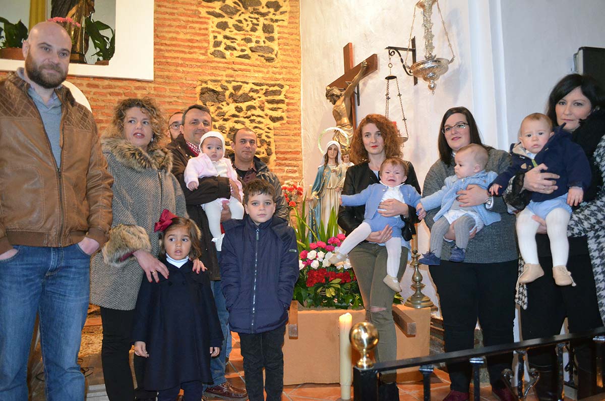 Los niños de Genalguacil que han recibido este año la medalla de la Virgen de la Candelaria.
